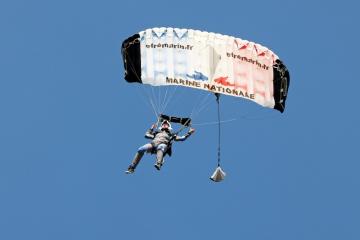 Les parachutistes en tandem ou en solo atterrissent sur le terrain de l'aérodrome.