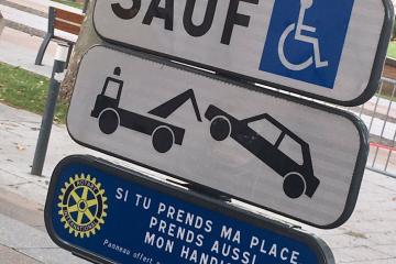 Pause du premier panneau 2022 «si tu prends ma place, prends aussi mon handicap».