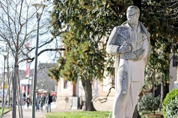 La statue a été dégradée par le temps et les tags. Sa restauration exige un traitement adapté.
