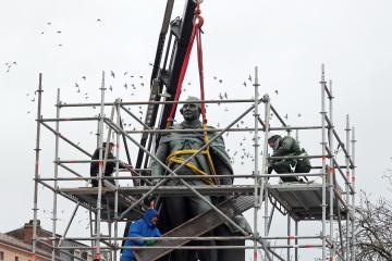 Dépose de la statue Lapérouse