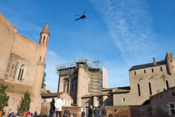 Hélitreuillage au Palais de la Berbie, dans le cadre des travaux du donjon Saint Michel