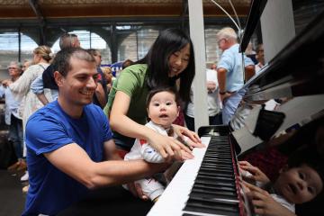 Inauguration du piano en libre-service au Marché couvert