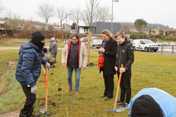 Plantation d'arbres à la Maison de quartier de Ranteil