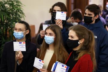 Les nouveaux inscrits sur les listes électorales ont été accueillis par Gilbert Hangard et Fabienne Ménard, tous deux adjoints au maire, et Anne Gillet-Vies, conseillère municipale déléguée à l'état civil. 💬L'occasion d'échanger autour des valeurs de la République et de rappeler les devoirs du citoyen.